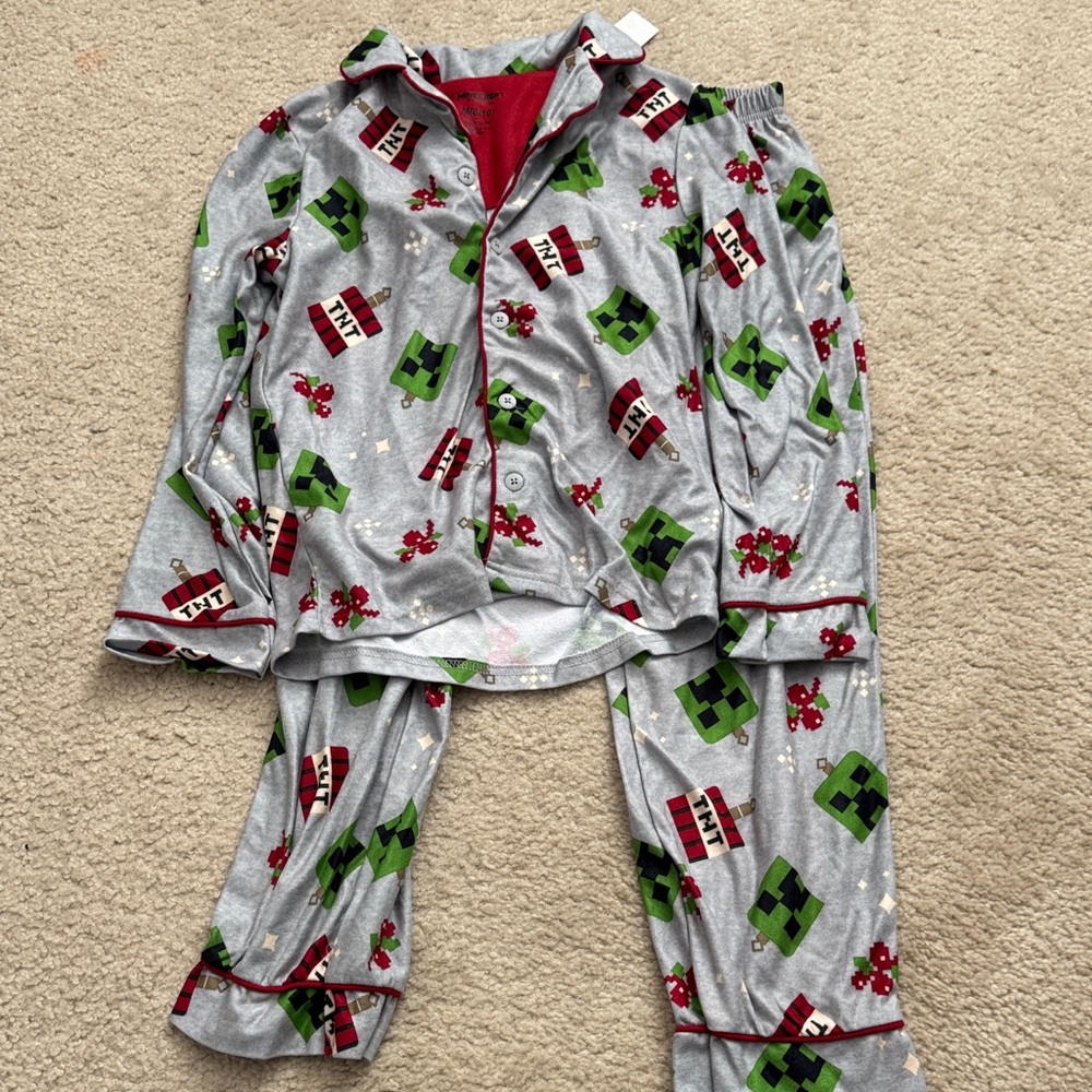 NWOT Kids Gray Holiday Creeper-Print Pajama Set - Size Medium (8/10)